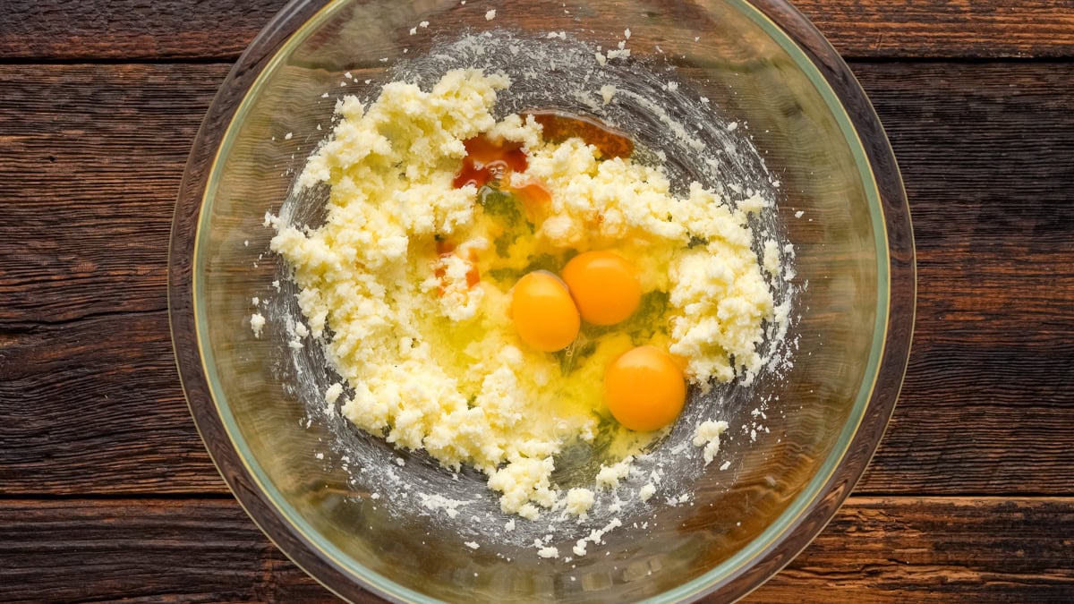 Eggs, vanilla, and almond extract added into the bowl.
