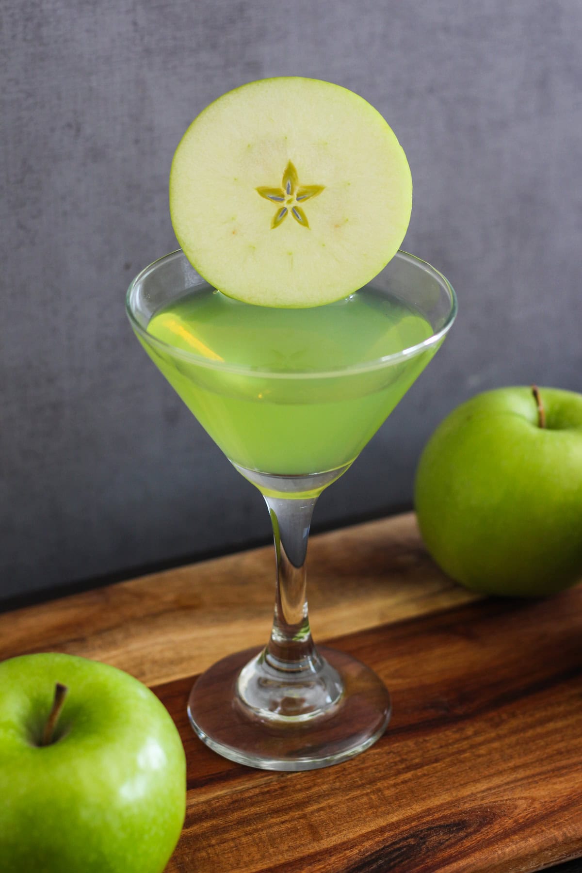 Appletini with an apple round as a garnish.